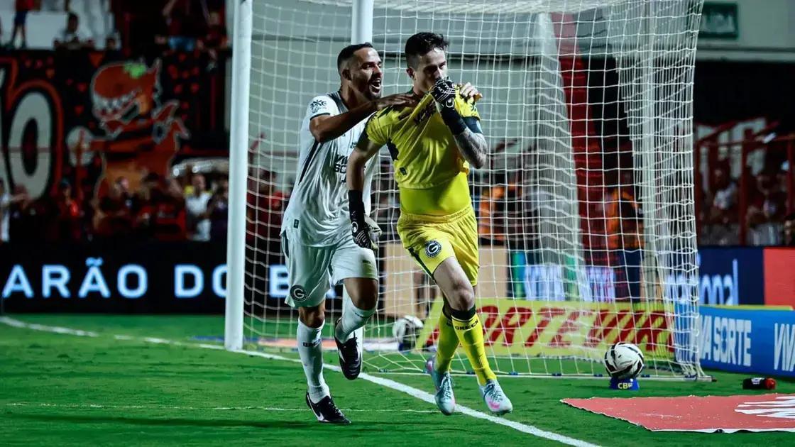 Goiás vence Atlético-GO de virada e assume liderança da Série B