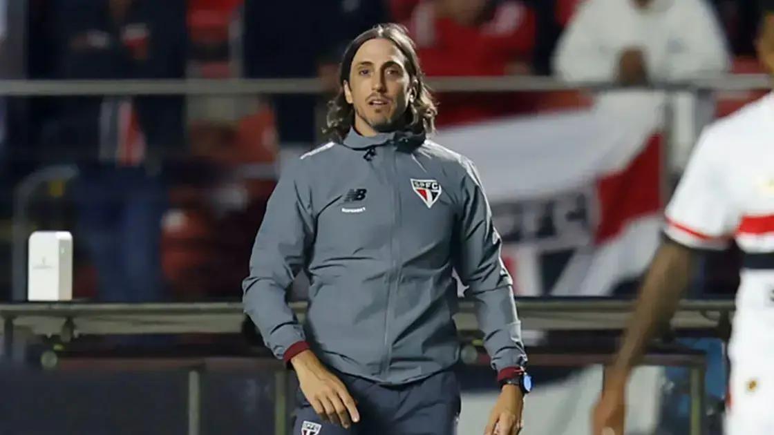 Saída de Zubeldía: São Paulo oficializa mudança e mira Hernán Crespo