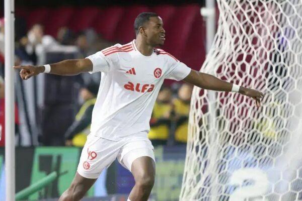 Internacional vence Bragantino e sobe na tabela do Brasileirão