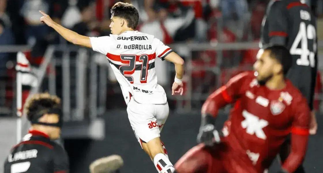 São Paulo vence Vitória e se aproxima do G-6 da Série A