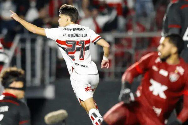 São Paulo vence Vitória e se aproxima do G-6 da Série A